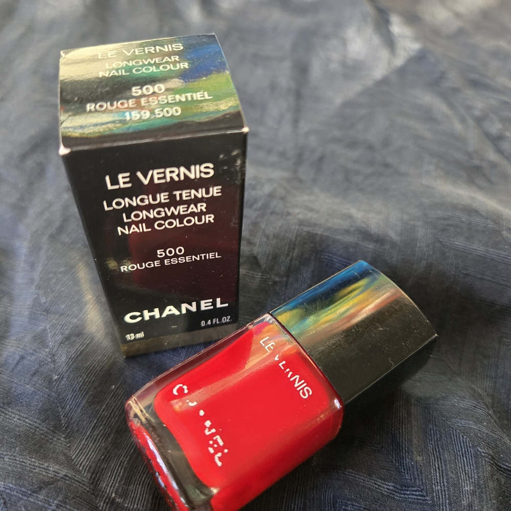 CHANEL Le Vernis Longwear Nail Colour in Bold Red - Rouge Essentiel